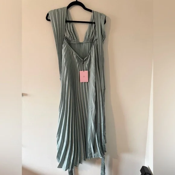 Hello Molly PRIME ASSET MIDI DRESS SAGE Plunge V-Neck Pleated Midi Dress - Picture 5 of 7